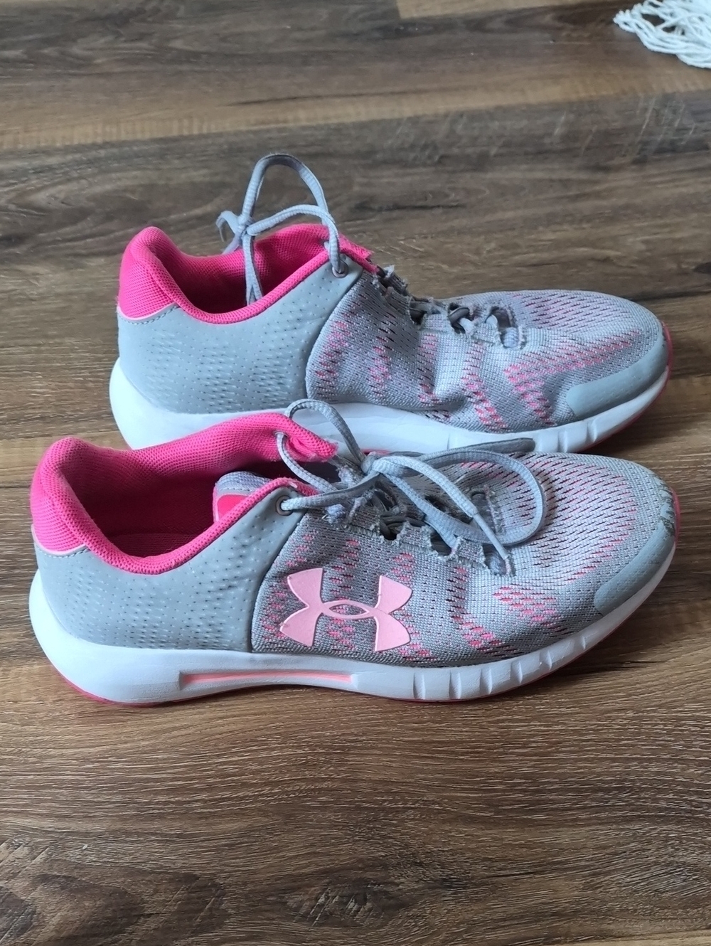 Under Armour Assert Athletic Running Shoes Heather Gray Neon Pink Youth 5.5